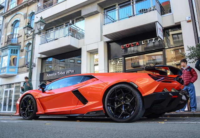 Lamborghini Revuelto, gespot door loyers (Chris Loyson)