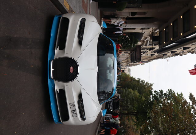 Bugatti Chiron, spottÃ© par cars_hunter_reims (Brieux Mabille)