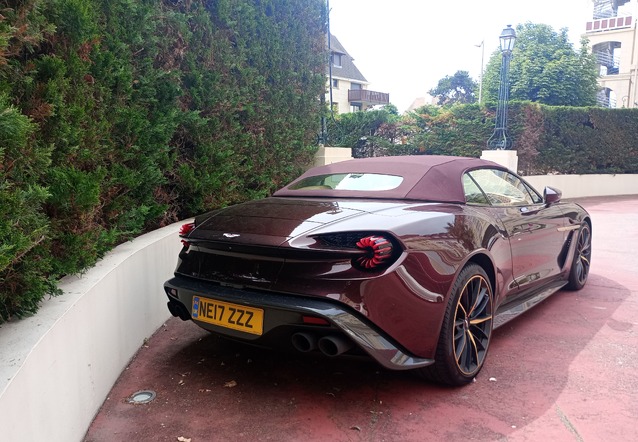 Aston Martin Vanquish Volante Zagato, spottÃ© par Martins-Jeff (Dupont Mamadou)