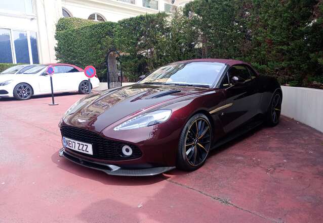 Aston Martin Vanquish Volante Zagato, spottÃ© par Martins-Jeff (Dupont Mamadou)