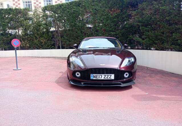 Aston Martin Vanquish Volante Zagato, spottÃ© par Martins-Jeff (Dupont Mamadou)