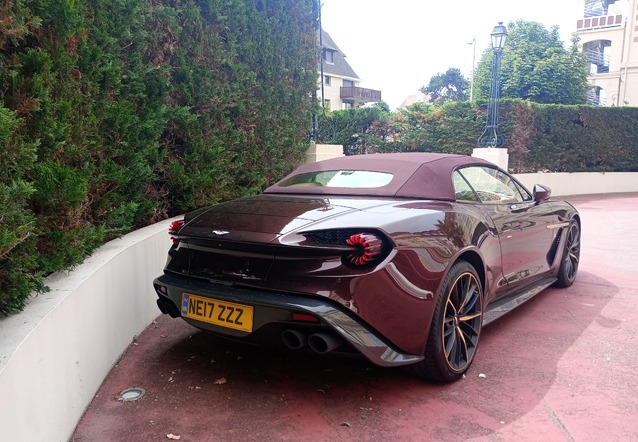 Aston Martin Vanquish Volante Zagato, spottÃ© par Martins-Jeff (Dupont Mamadou)