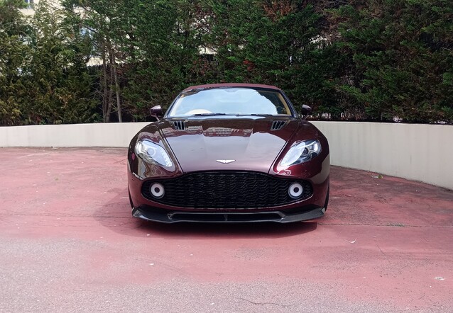 Aston Martin Vanquish Volante Zagato, spottÃ© par Martins-Jeff (Dupont Mamadou)