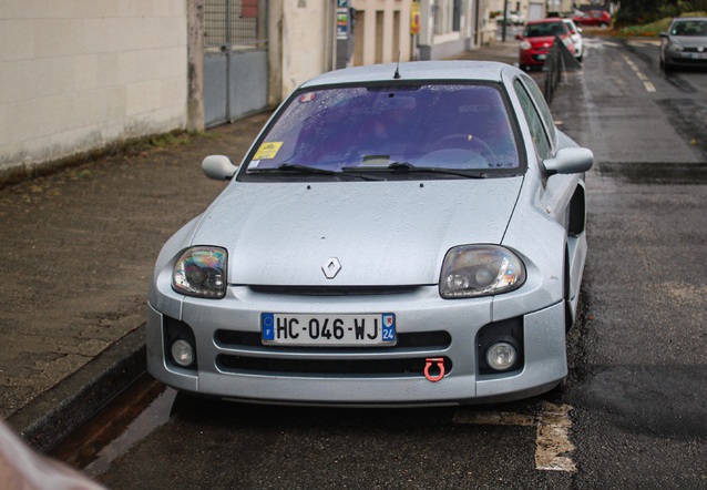 Renault Clio V6, spottÃ© par supercar79 (anto charre)